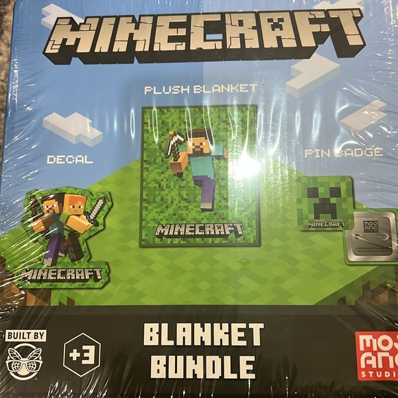 Minecraft Boys Fleece Throw Blanket Sticker Decal and Pin Box Set - Picture 3 of 3